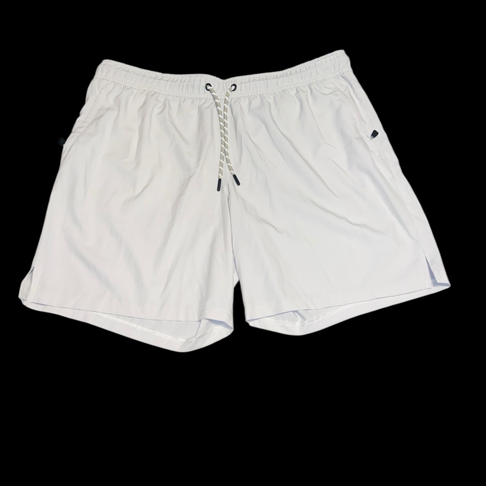 Men’s athletic shorts by motion. Elastic drawstring, zippered pockets